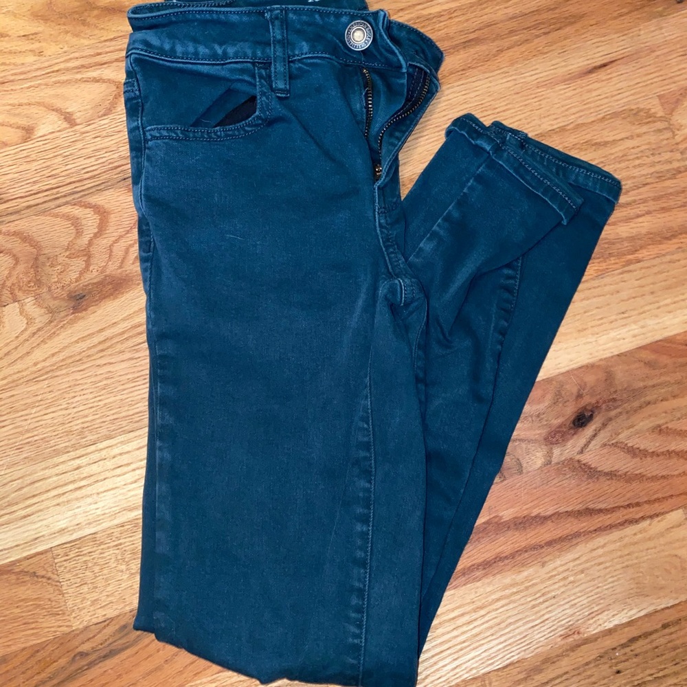 Skinny jeans with holes in knees